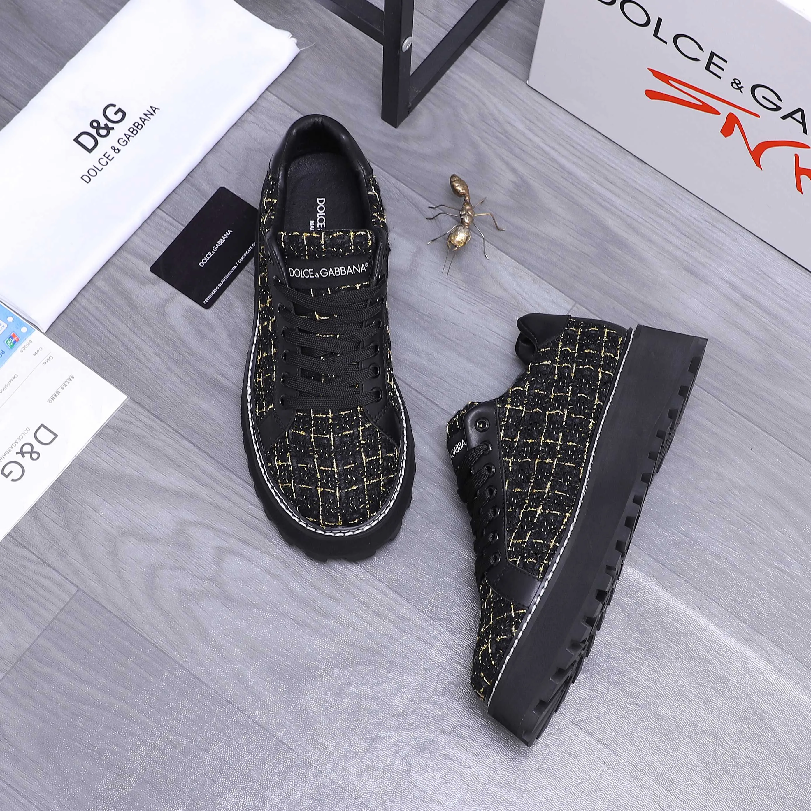 Men's shoes 💰442 Product trademark: DG (Dolce & Gabbana) casual shoes for couples. Regular size: 36-46 (45.46 is custom-made and non-returnable). Product material: Selected terry stitching cowhide upper, leather lining, cowhide insole, non-slip rubber outsole